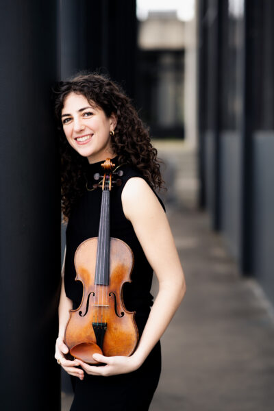 Photgraph of Ayla Şahin with violin